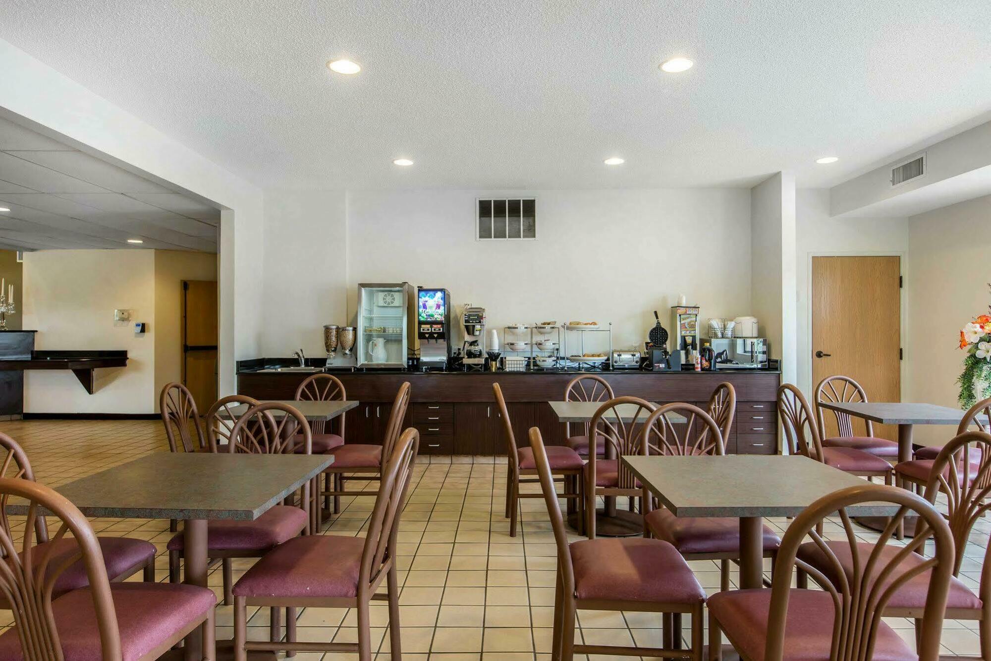 Econo Lodge Inn & Suites Peoria Illinois Exterior foto
